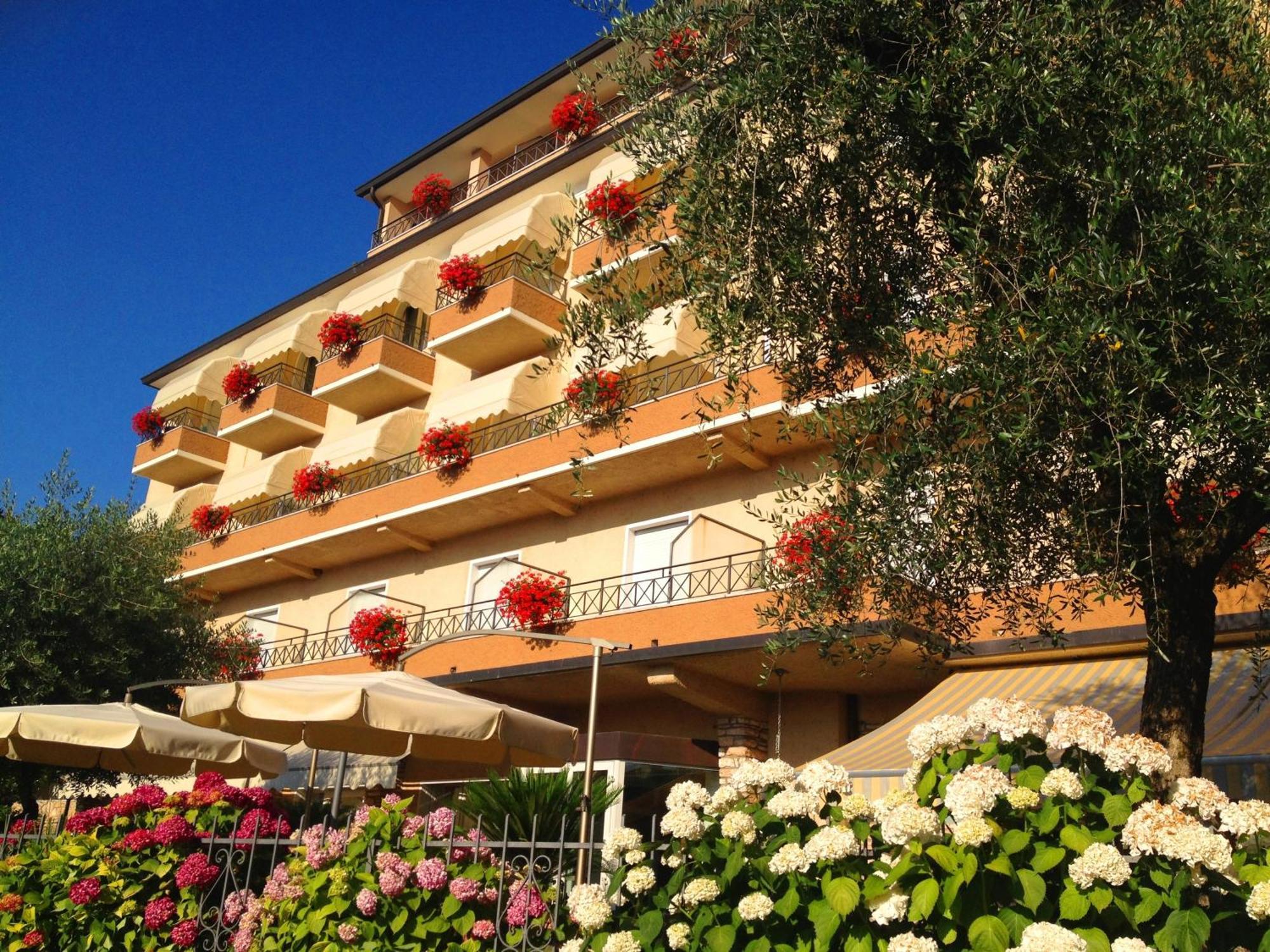 Hotel Pace Torri Del Benaco Extérieur photo
